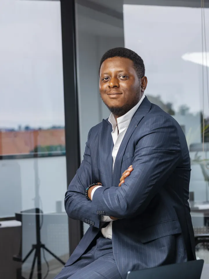 Emorane, de l'équipe IDANTITI, au bureau